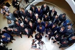 Nghị sĩ Cộng hòa xông vào phòng, làm hoãn điều trần kín về TT Trump