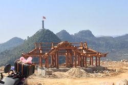 Khoét núi xây khu du lịch tâm linh sát cột cờ Lũng Cú
