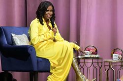 Michelle Obama thích mặc màu nổi, phối đồ tinh tế trước công chúng