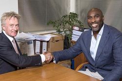 Sol Campbell trở thành HLV: Không ngủ quên trên vòng nguyệt quế