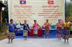 Bản Nhọt Lợt kết nghĩa với ba bản của tỉnh Hủa Phăn, Lào