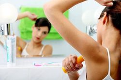 'Đại kỵ' khi dùng lăn khử mùi khiến vừa hại vừa... hôi
