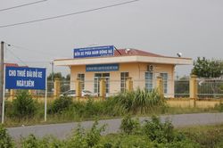 Cận cảnh bến xe bạc tỷ không một bóng người, bóng xe