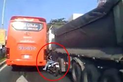 Clip: Nam thanh niên suýt mất mạng vì liều lĩnh vượt ẩu