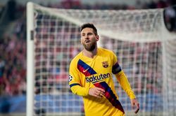 Messi 'nổ súng', Barca nhọc nhằn vượt ải Praha