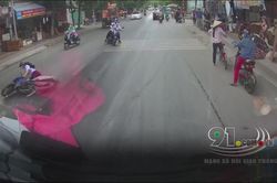 Hai thanh niên đi xe máy bị trượt bánh ngã nhào vì vệt dầu loang trên đường
