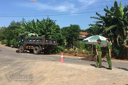 Cha mẹ ngã quỵ bên thi thể nữ sinh Quảng Trị bị xe tải cán tử vong