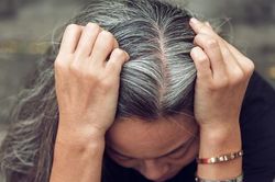 Còn trẻ nhưng tóc bạc trắng, đây là 6 'thủ phạm' giấu mặt bạn cần biết!