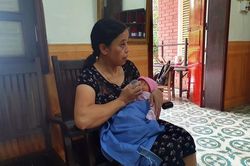 Người mẹ bỏ con gái sơ sinh trước cổng làng trẻ SOS cùng bức tâm thư