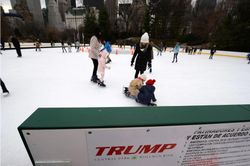Mỹ: Sân băng công viên ở New York bỏ tên Tổng thống Trump