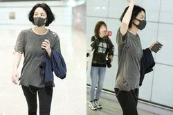 Bị đồn chia tay Tạ Đình Phong, Vương Phi ăn gian tuổi với áo phông rách lòi cả tag tại sân bay