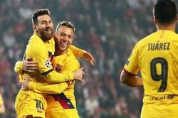 Chỉ với một pha lập công, Messi khiến Ronaldo tiếp tục 'hít khói'