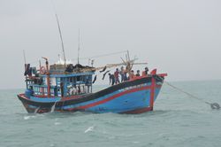 Tàu hỏng máy trôi dạt ở Trường Sa, ngư dân yêu cầu trợ giúp khẩn