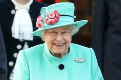 Nữ hoàng Elizabeth II thích mặc đồ màu nổi, đánh son hồng ở tuổi 93