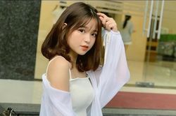 Bạn gái tin đồn Quang Hải có gương mặt trẻ con, phong cách gợi cảm