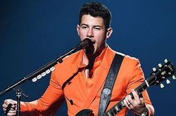 Nick Jonas bị fan nữ đụng chạm khi đang biểu diễn
