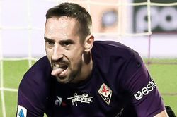 Con trai Ribery sút bóng qua 2 chân bố để ghi bàn