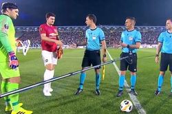 HÀI HƯỚC: Lần đầu mang băng đội trưởng MU, Harry Maguire đãng trí đến khó tin