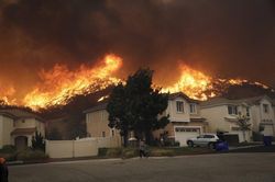 Mỹ: Cháy rừng dữ dội khiến hàng nghìn người phải sơ tán ở California