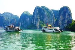 Tạm dừng triển khai tăng phí tham quan vịnh Hạ Long