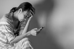 Lúc bác sĩ đỡ đẻ tháo khẩu trang, tôi hoảng hốt muốn rời bàn đẻ thì đã muộn