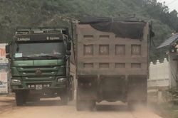 Tỉnh lộ 345 Quảng Ninh oằn mình đỡ xe 'hổ vồ'