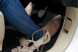 Phụ nữ mặc quần jeans và quần lửng không được thi bằng lái xe