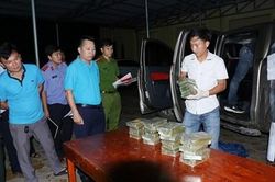 Hai đối tượng vận chuyển 30 bánh heroin hung hãn điều khiển xe tải lao vào ô tô cảnh sát