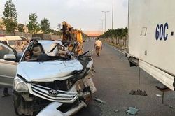 Ô tô 7 chỗ nát bét sau cú tông đuôi xe tải, 1 người chết tại chỗ