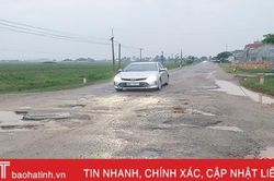 Tỉnh lộ 548 ở Hà Tĩnh chi chít ổ gà, người đi đường vừa sợ tai nạn lại 'xót xe'