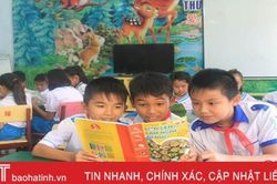 Hứng thú với tiết chào cờ đầu tuần 'chia sẻ sách' của học sinh Hà Tĩnh