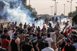 Ít nhất 3.000 người biểu tình tràn vào, đốt phá trụ sở chính quyền ở Iraq