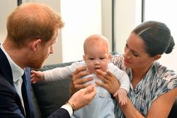 Hoàng tử bé Archie 5 tháng tuổi đã chuẩn bị bay sang Mỹ đón Lễ Tạ Ơn