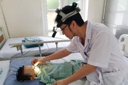Khói trắng bốc lên khi mẹ nhỏ nước muối vào mũi con, còn bé thì đau đơn la hét