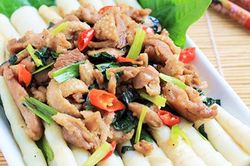 Đưa cơm với thịt vịt xào măng trúc