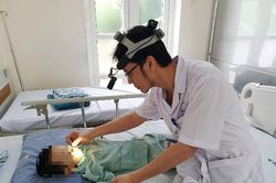 Mẹ nhỏ nhầm axit vào mũi khiến bé trai 2 tuổi bỏng nặng