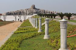 Câu chuyện tượng đài