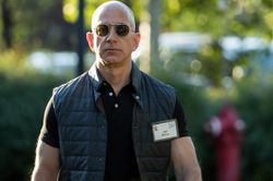 Jeff Bezos giành lại ngôi giàu nhất thế giới từ Bill Gates sau 1 ngày