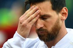 Barca để lại phòng thay đồ bừa bộn sau trận gặp Slavia