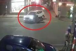 Xe máy đâm vào ôtô ngay điểm giao nhau gây tranh cãi