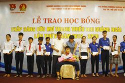 Trao học bổng Thắp sáng ước mơ thanh thiếu nhi Quảng Ngãi
