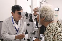 Khám, tư vấn sức khỏe cho hàng trăm người cao tuổi