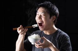 'Dị nhân' cứ ăn cơm là cơ thể tự chuyển hóa thành rượu