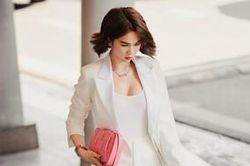 Ngọc Trinh kín như bưng nhưng vẫn cực quyến rũ làm 'tắc nghẽn' sân bay