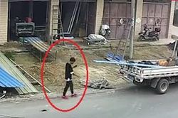 Clip: Mải mê dùng điện thoại, nam thanh niên đâm đầu vào tấm tôn
