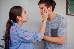 2 giờ sáng nghe tiếng nước chảy, em uể oải ngồi dậy rồi ôm mặt khóc nức nở khi thấy cảnh chồng đang lúi húi trong phòng tắm