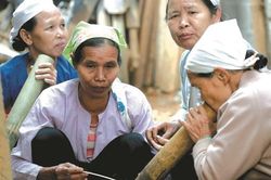 Phiên chợ của những phụ nữ nghiện thuốc lào