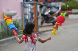 Đời nước mắt của chú hề gà trống nuôi con