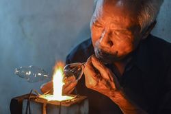 Hai vợ chồng 30 năm tái chế thủy tinh từ bóng đèn tuýp