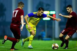 Hai cầu thủ châu Âu không cản được tiền đạo U19 Việt Nam